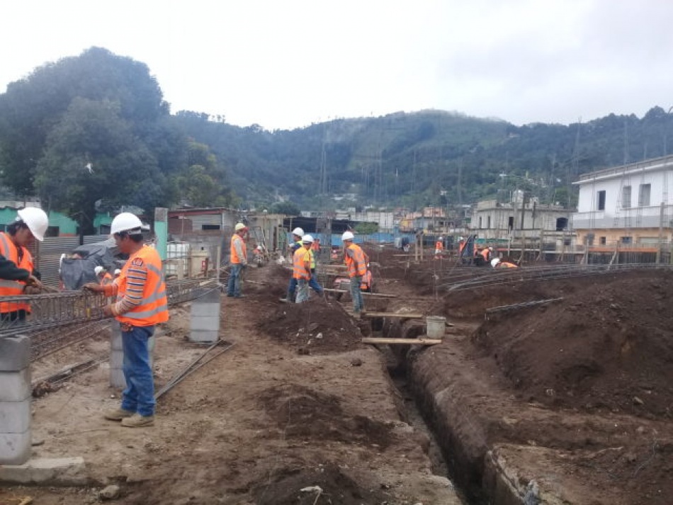 Primera fase de construcción de la Escuela Primaria Cabecera Municipal de Xenacoj.