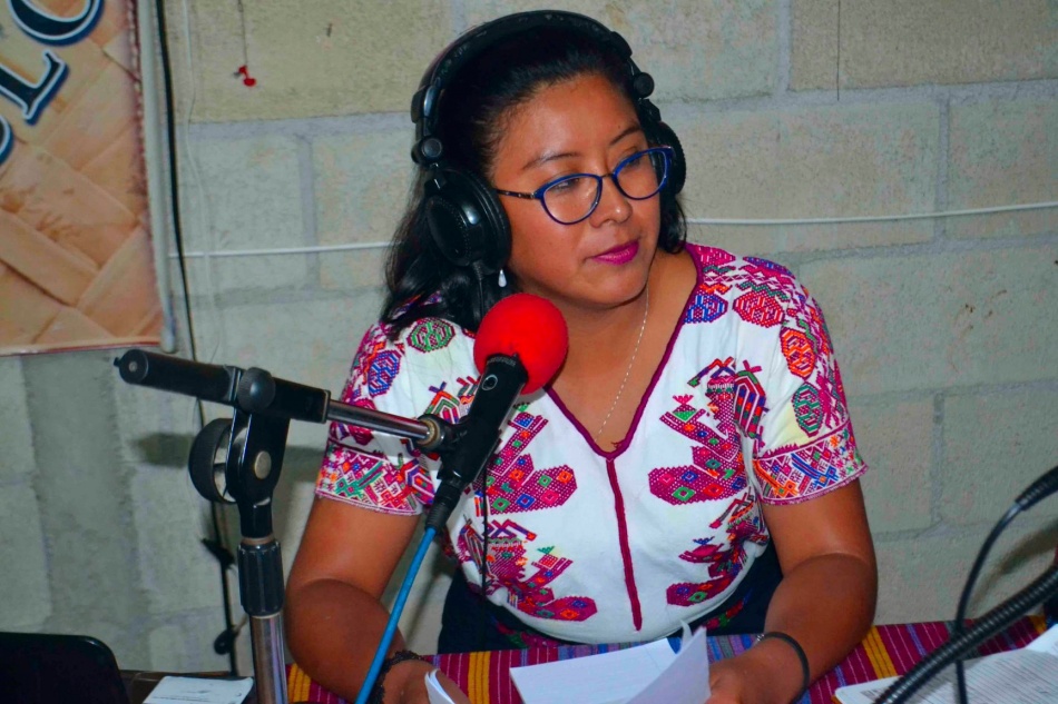 Flor de María Bacajol en un programa de entrevistas en Radio Comunitaria Naköj.