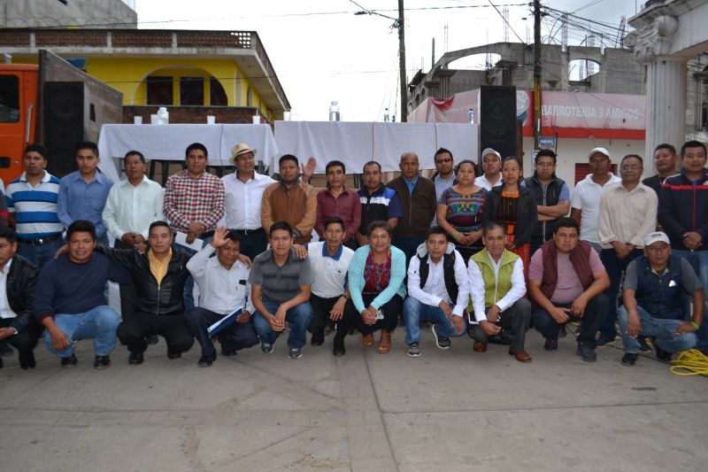 Candidatos participantes a la alcaldía de Xenacoj posan para la foto de la Paz.