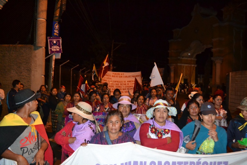 Organizaciones sociales de Xenacoj, reciben a los participantes de la Marcha de la Dignidad frente al Palacio Municipal.