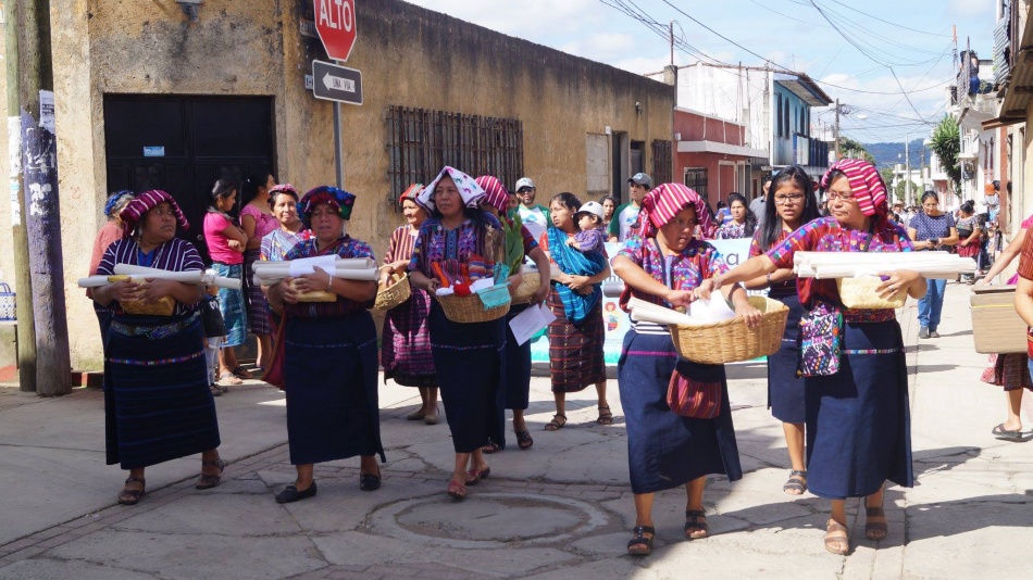 El Consejo de Tejedoras de Santo Domingo Xenacoj, encabeza la caminata.