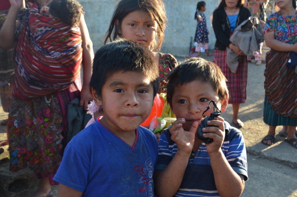 Niños se forman para recibir juguetes.